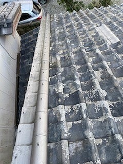 凍害の被害が見受けられる瓦屋根